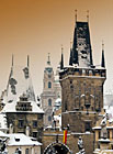 Malostranské mosteckě věže v zimě.