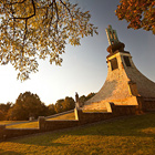 Mohyla míru byla postavena v letech 1910–1912 na počest obětí Napoleonovy vítězné bitvy u Slavkova (2. 12. 1805) a dnes je údajně 1. mírovým památníkem v Evropě. Kulturní památka.

