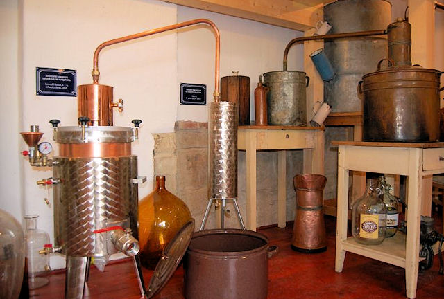 Muzeum lidových pálenic - expozice destilačních přístrojů