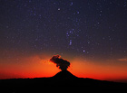 Magický úkaz Aurorum Borneum, kdy vycházející slunce dorovná vrchol Bořně. Fotografie z projektu Jana Hodače, Bohemica Volcanica.

