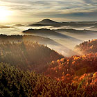 Hřebeny kopců národního parku prozářené podzimním sluncem.