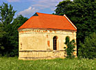 U rybníka Mráček je památník připomínající bývalou osadu Dolní Příbraní.


