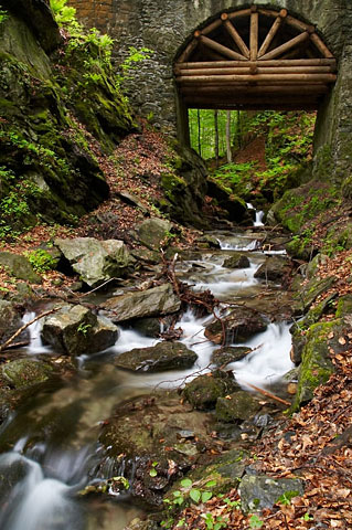 Nýznerovské vodopády - kamenný most s dřevěným hrázděním