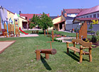 Dětské hřiště v zahradě penzionu U Kulky.