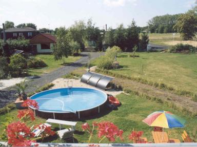 Zahrada s bazénem a venkovním posezením
