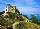 Zřícenina gotického hradu z 13. století, tyčící se na vysoké, ze tří stran nepřístupné vápencové skále při severním okraji hřebene Děvína – nejvyššího vrcholu Pálavy.

