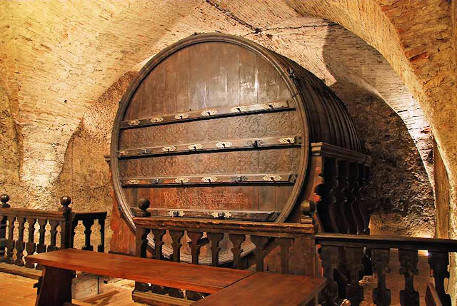 Obří sud na víno v mikulovském zámku | Pálava