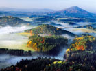 Skalní vyhlídka s dřevěným altánem a nádhernými výhledy na rozsáhlé lesy národního parku České Švýcarsko.

