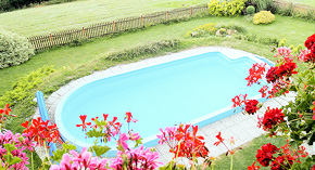 Bazén v zahradě penzionu