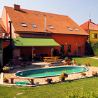 Penzion U Hroznu - zahrada s bazénem.