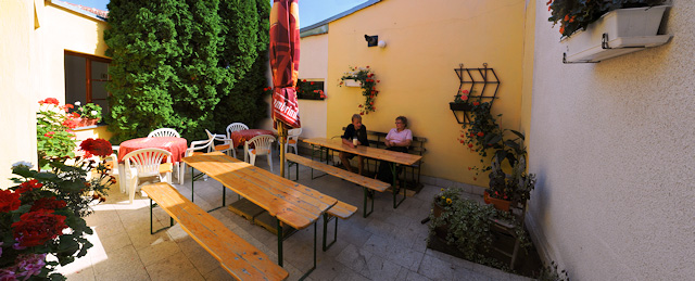 Penzion U Hroznu - terasa u restaurace, Velké Bílovice