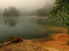 Mlžné ráno. Pískovna Adršpach je nejkrásnější skalní jezírko v ČR. Nachází se v národní přírodní rezervaci Adršpašsko-teplické skály v chráněné krajinné oblasti Broumovsko.

