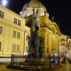 Tento 4m novogotický pomník českého krále a římského císaře Karla IV. vznikl u příležitosti 500. výročí založení Univerzity Karlovy. Panovník z bronzu ukazuje kolemjdoucím zapečetěnou zakládací listinu univerzity. Kulturní památka.

