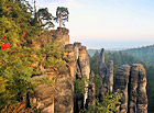 Pohled k nejznámějšímu skalnímu útvaru Prachovských skal – Prachovské jehle.

