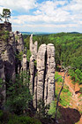 Pohled k nejznámějšímu skalnímu útvaru Prachovských skal – Prachovské jehle.


