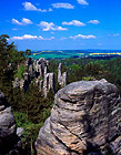 Uprostřed snímku nejznámější skalní útvar Prachovských skal – Prachovská jehla.

