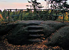 Uprostřed snímku nejznámější skalní útvar Prachovských skal – Prachovská jehla.

