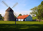 Plně funkční větrný mlýn holandského typu z roku 1842. Národní kulturní památka.

