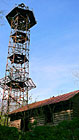 Několikapatrová konstrukce věže je zpřístupněna po kovových žebřících.


