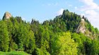 Zřícenina hradu se tyčí vysoko na vápencových skalách nad obcí  Vršatské Podhradie. Hrad je poprvé písemně zmíněn ve 14. století, kdy sloužil k ostraze obchodní stezky z Moravy na Považí.

