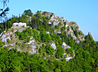 Zřícenina hradu se tyčí vysoko na vápencových skalách nad obcí  Vršatské Podhradie. Hrad je poprvé písemně zmíněn ve 14. století, kdy sloužil k ostraze obchodní stezky z Moravy na Považí.

