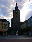 Na Valdštejnově náměstí v Jičíně se nachází unikátní soubor historických domů, které jsou součástí městské památkové rezervace Jičín. Náměstí, ale i celému Jičínu, dominuje Valdická brána (na fotce).

