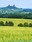 Pohled na zříceninu hradu Trosky ze silnice mezi Mladějovem a Sobotkou.

