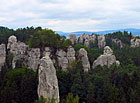Skalní vyhlídka nedaleko Hrubé Skály v přírodní rezervaci Hruboskalsko v Českém ráji. Nabízí se z ní výhled na seskupení skal zvané Kapela a osamocenou skalní věž Kapelník (vpředu).

