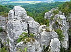 Skalní vyhlídka nedaleko Hrubé Skály v přírodní rezervaci Hruboskalsko v Českém ráji. Nabízí se z ní výhled na seskupení skal zvané Kapela a osamocenou skalní věž Kapelník (vpředu).

