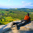 Výhled z Klokočských skal do krajiny okolo obce Klokočí.