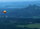 Hora Kozákov v Českém ráji je vyhledávaným místem pro paragliding.

