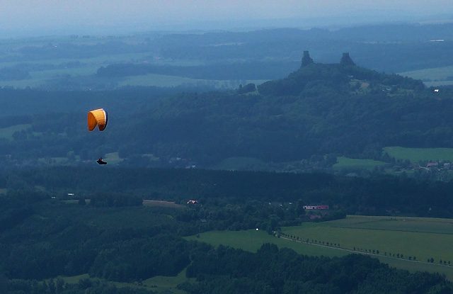 Paraglidista z Kozákova, v pozadí Trosky | Český ráj