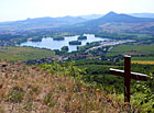 Z Radobýlu se nabízí pěkný výhled na Žernosecké jezero a kopce Českého středohoří.

