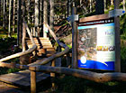 K novému prameni Vltavy vede dřevěný chodníček s naučnými panely.

