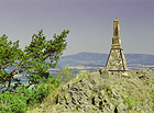 Nejvyšší bod Příhrazských skal (463 m n. m.). Samotný vrchol tvoří částečně odtěžený čedičový suk s kruhovým výhledem do okolí. V roce 1866 zde byl postaven kamenný pomník na památku prusko-rakouských bojů.

