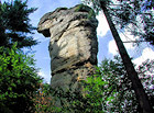 Na kopci Smrkovec, poblíž dvou pískovcových polojeskyní, se nachází kamenný pískovcový blok, opracovaný do podoby mísy. Původ kamene je neznámý, ovšem existují domněnky, že se jedná o tzv. obětní kámen, používaný při dávných pohanských rituálech.

