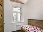 Vkusně dekorovaný apartmán s dvoulůžkovou ložnicí a samostatnou postelí v oddělené místnosti. V apartmánu je koupelna se sprchovým koutem.

