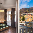 Apartmán s manželským dvoulůžkem, vlastní koupelnou a kuchyní. Z balkónku je pěkný výhled na Karlovy Vary.

