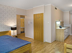Apartmán s pokojem s dvoulůžkem a samostatnou postelí v oddělené místnosti. Apartmán je vybaven kuchyňským koutem a koupelnou se sprchovým koutem.

