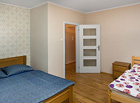 Apartmán s pokojem s dvoulůžkem a samostatnou postelí v oddělené místnosti. Apartmán je vybaven kuchyňským koutem a koupelnou se sprchovým koutem.

