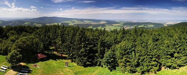 Jihozápadní výhled z rozhledny Velký Lopeník, Bílé Karpaty