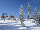 Pohled z bubliny sedačkové lanovky. Skiareál Klínovec je největší lyžařské středisko Krušných hor. Místní specialitkou je snowpark s unikátní U-rampou pro snowboardisty, kterou profesionálové označili za nejlepší v ČR.

