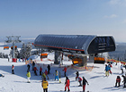 Pohled z bubliny sedačkové lanovky. Skiareál Klínovec je největší lyžařské středisko Krušných hor. Místní specialitkou je snowpark s unikátní U-rampou pro snowboardisty, kterou profesionálové označili za nejlepší v ČR.

