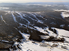 Pohled na horu Klínovec z letadla. Skiareál Klínovec je největší lyžařské středisko Krušných hor. Místní specialitkou je snowpark s unikátní U-rampou pro snowboardisty, kterou profesionálové označili za nejlepší v ČR.

