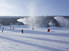 Umělé zasněžování. Skiareál Klínovec je největší lyžařské středisko Krušných hor. Místní specialitkou je snowpark s unikátní U-rampou pro snowboardisty, kterou profesionálové označili za nejlepší v ČR.

