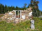 Ruiny původní chalupy v zaniklé horské osadě Bučina, Šumava.