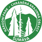Ve znaku národního parku a chráněné krajinné oblasti Šumava je znázorněna typická šumavská krajina se smrkovými lesy. Hora se dvěma vrcholy symbolizuje tzv. dvojvrší, které je pro Šumavu charakteristické.


