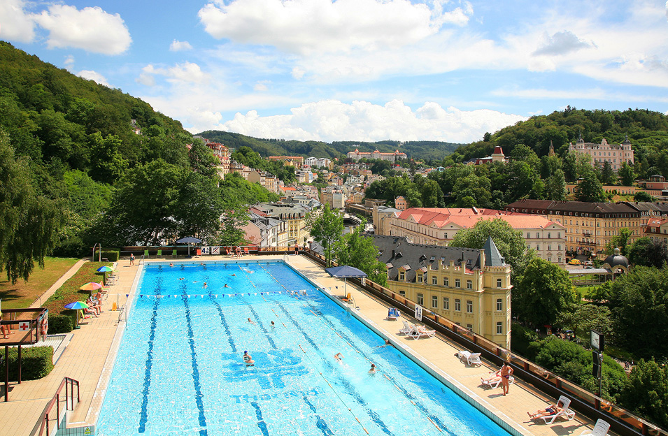Termální bazén Karlovy Vary v létě | hotel Thermal
