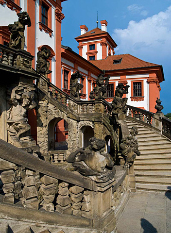 Zámek Troja, Praha- dvojramenné schodiště při jižním průčelí