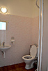 Sociální zařízení (WC, sprchový kout a umyvadlo s ručníkem) je na ubytovně vždy společné pro dva sousedící pokoje.

